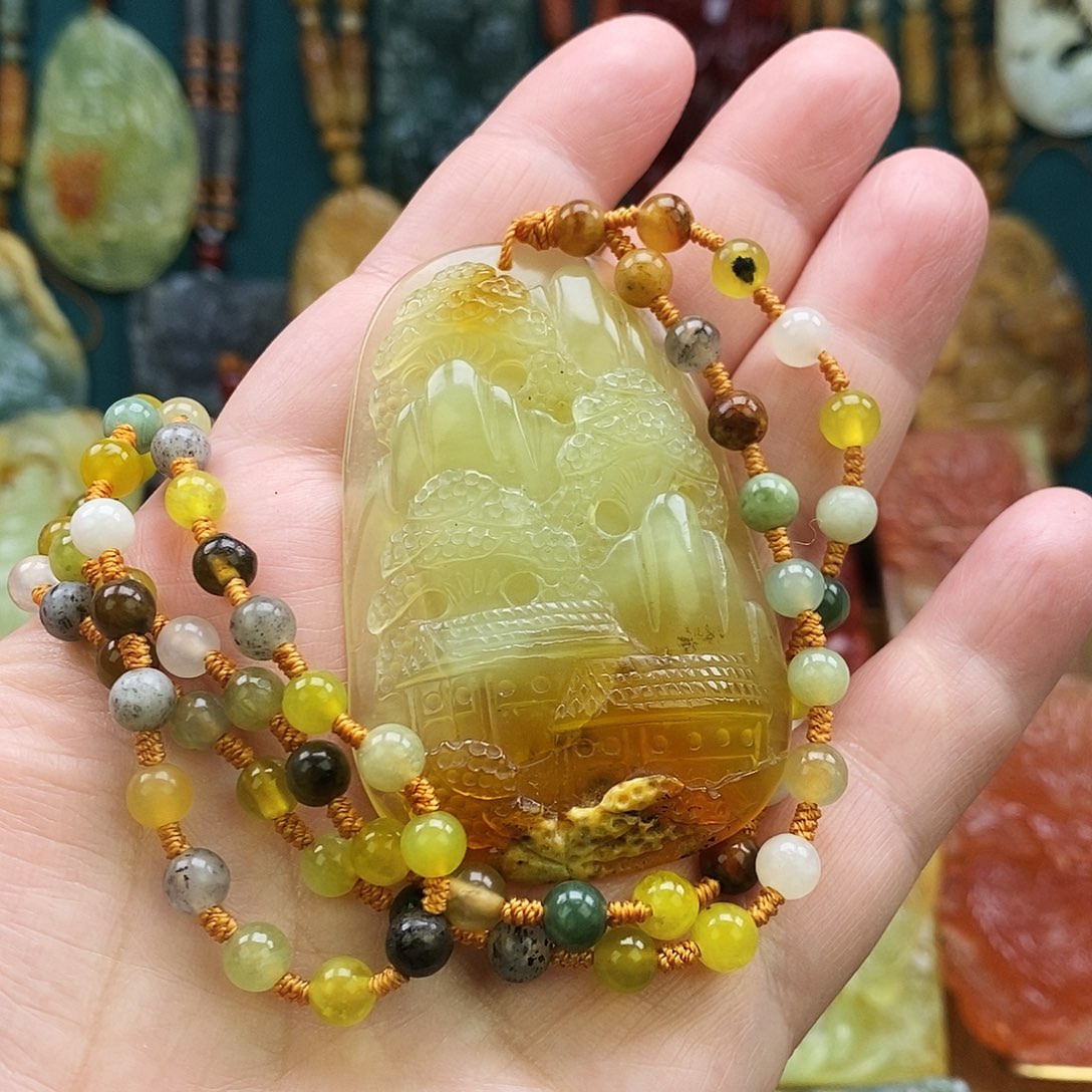 蛇纹石玉未镶嵌颈饰山水牌