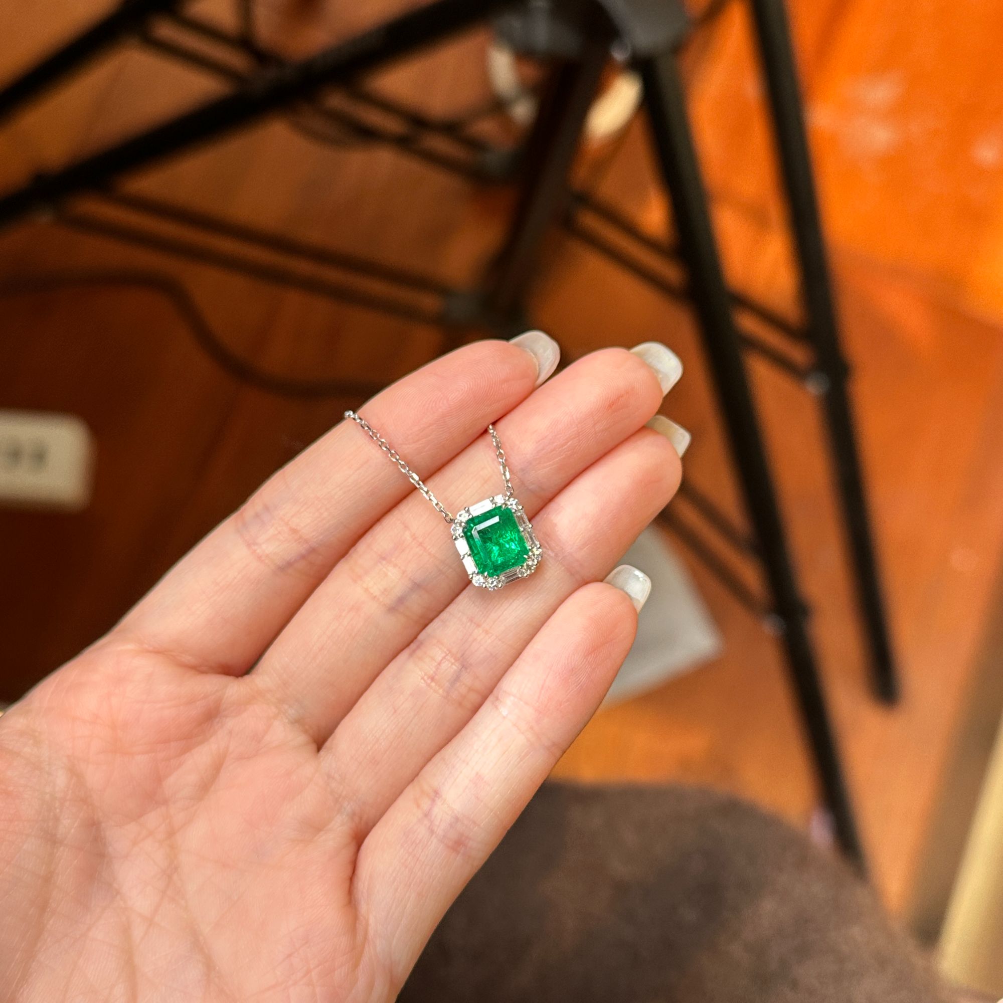 2.38克拉沃顿微油祖母绿项链