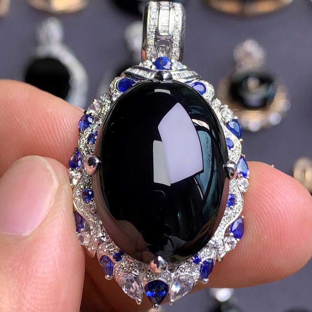 颈饰18K金镶嵌翡翠墨翠蛋面