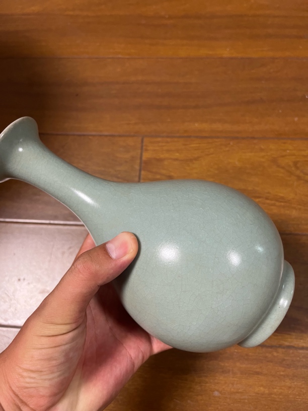 瓷器花瓶造型独特精致