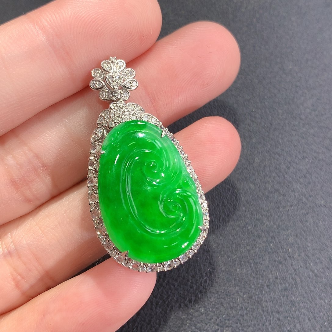 翡翠18K金镶嵌颈饰