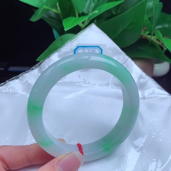 翡翠手镯未镶嵌       正圈57 白底青