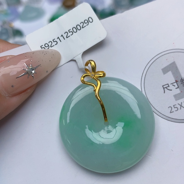 艾***玛翡翠18K金镶嵌颈饰