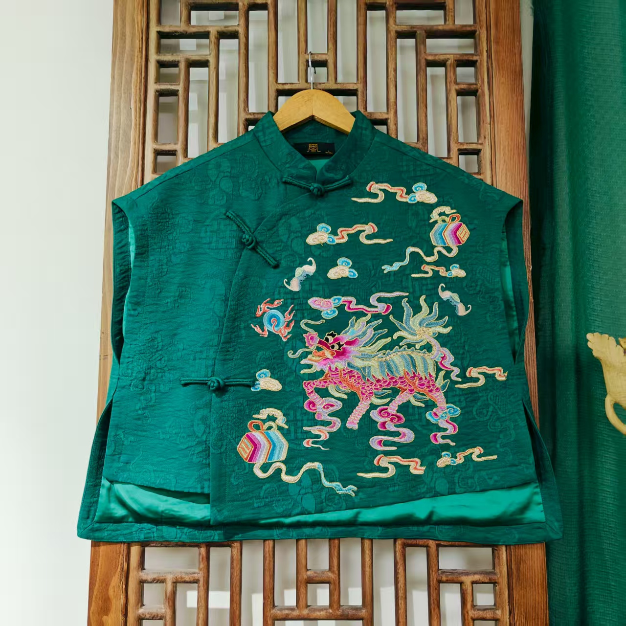 （LS597-39）凤徕兮私人定制绿色福禄底粉麒麟斜襟盘扣无袖短上衣