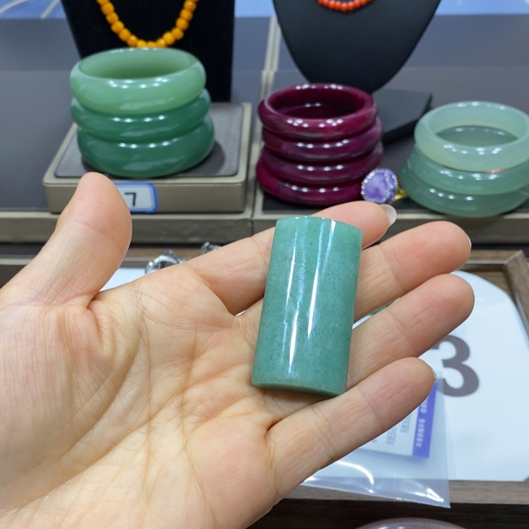 金***女石英岩玉未镶嵌戒指