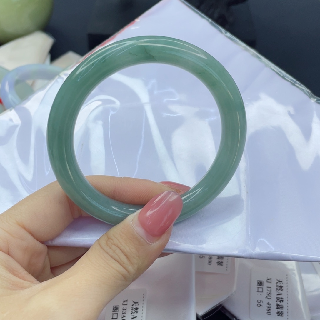 翡翠手镯未镶嵌翡翠