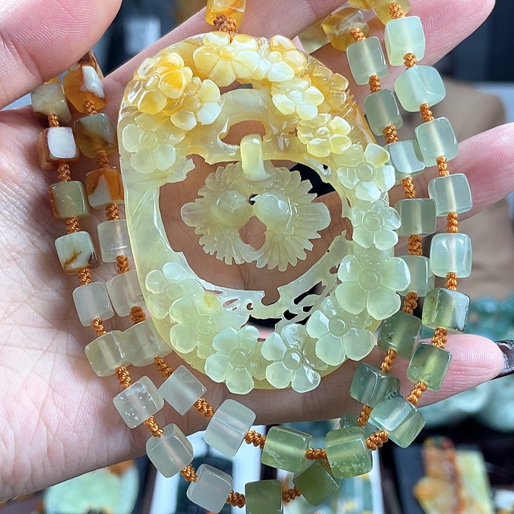 蛇纹石玉颈饰未镶嵌