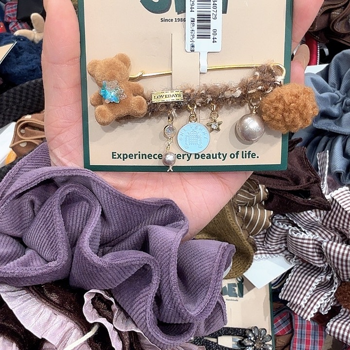 棕色小熊别针珍珠