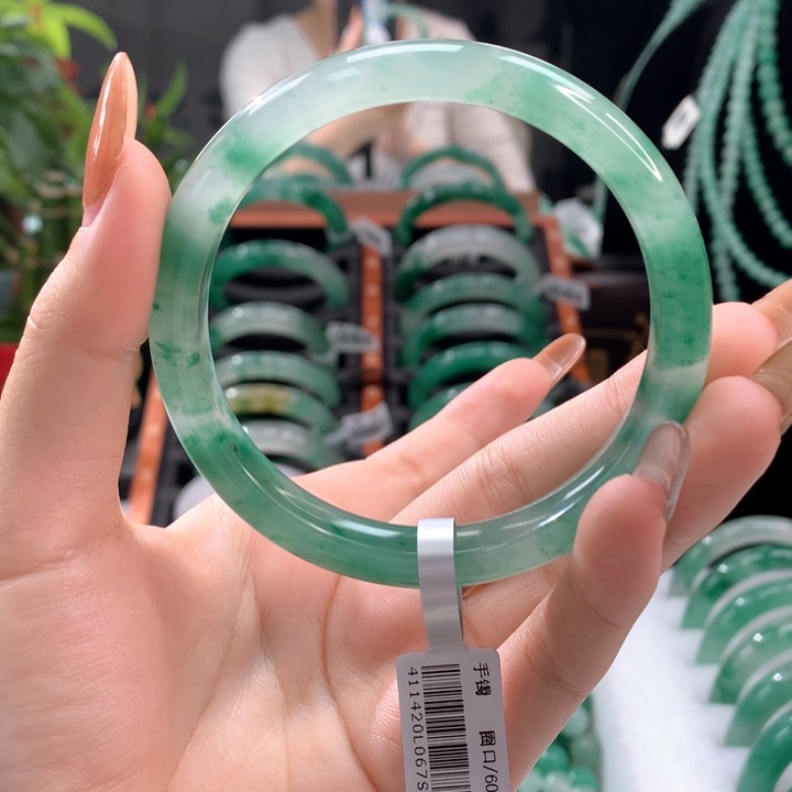 石英质玉手镯未镶嵌英*天然A货非洲翠