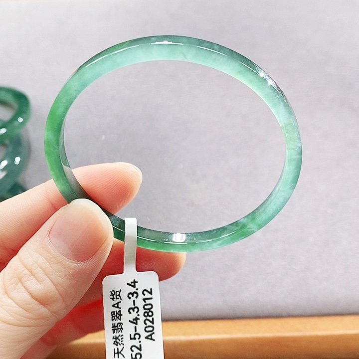 翡翠未镶嵌手镯（圆镯）