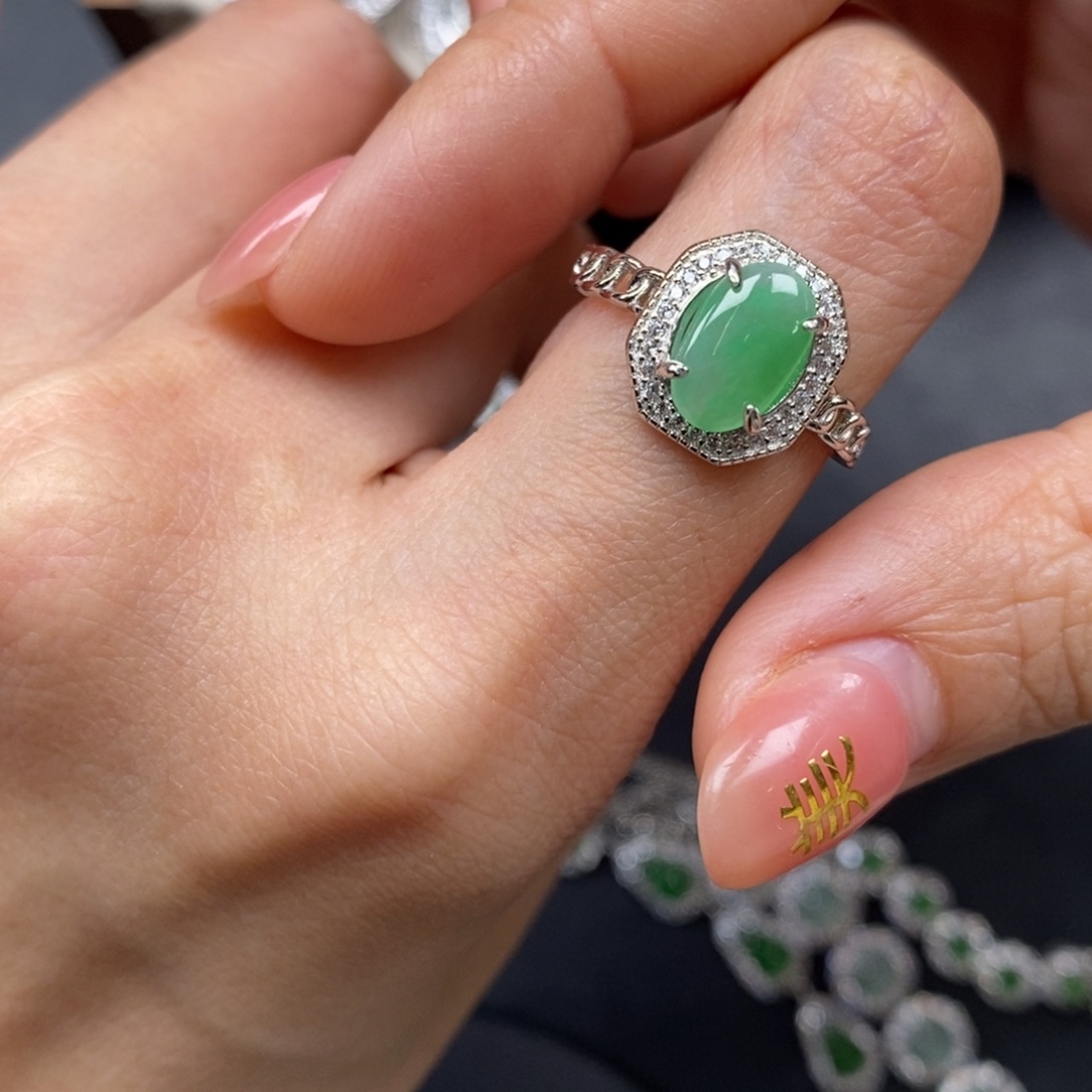 翡翠颈饰未镶嵌翡翠