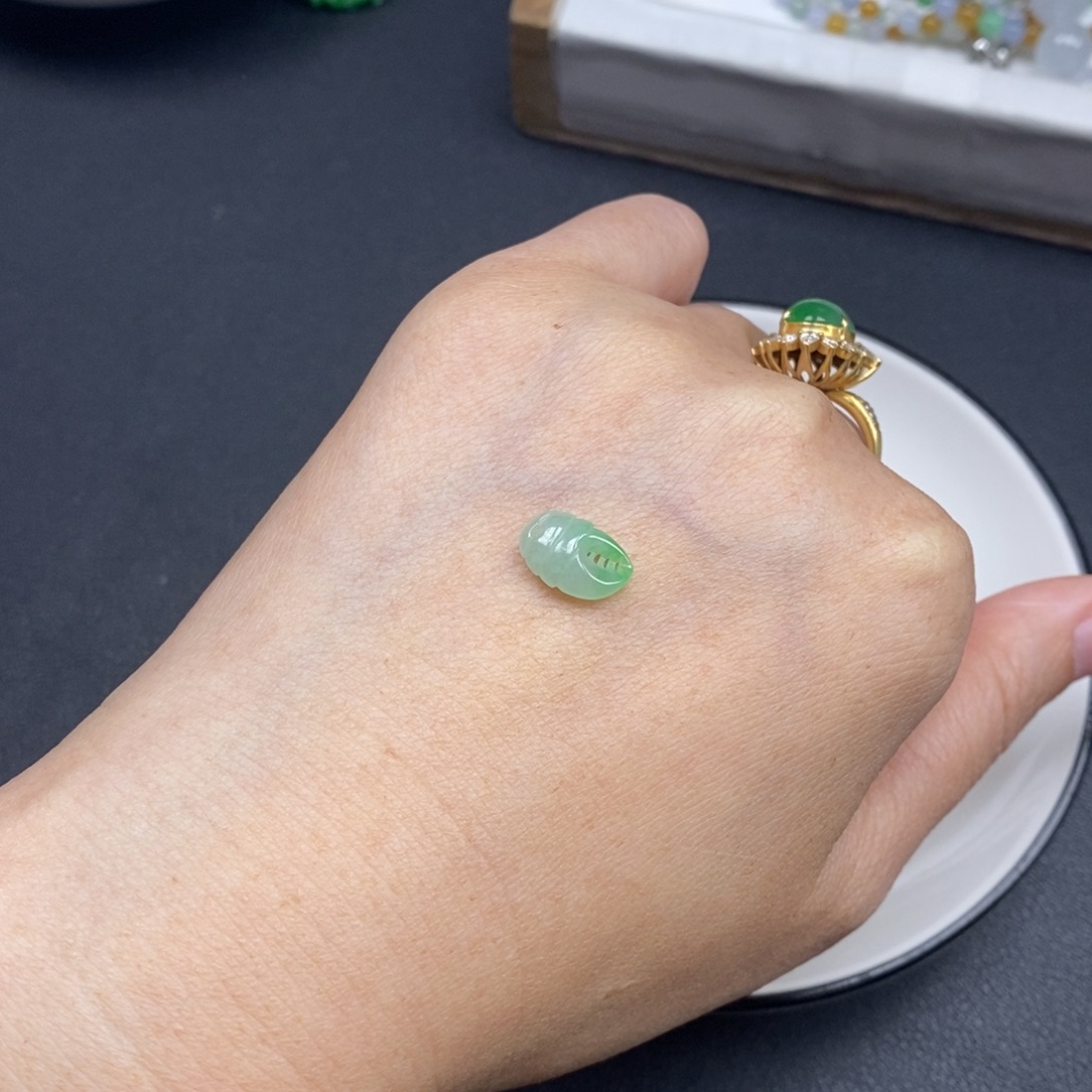 仙***怼翡翠未镶嵌颈饰翡翠