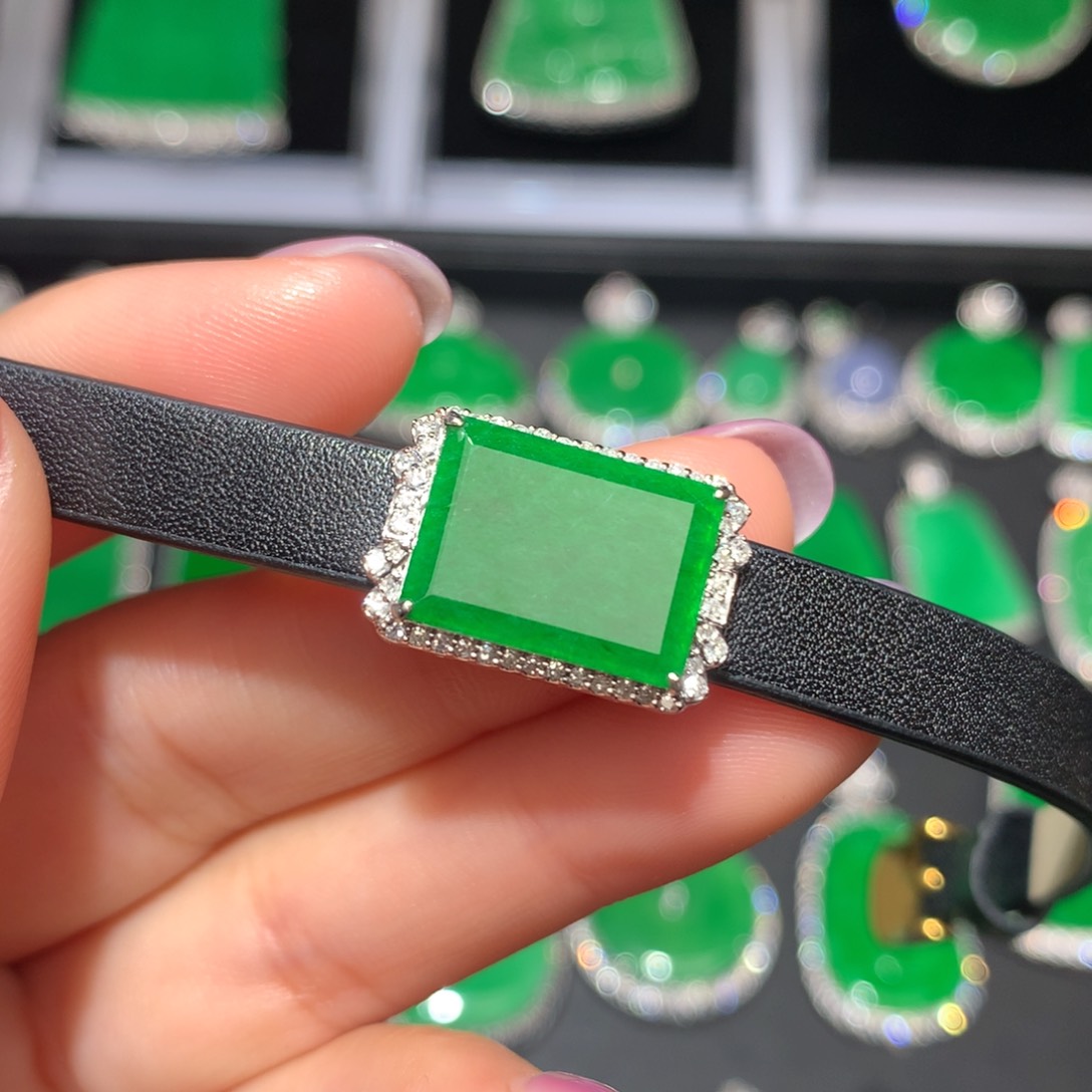 翡翠颈饰18K金镶嵌橘*?翡翠