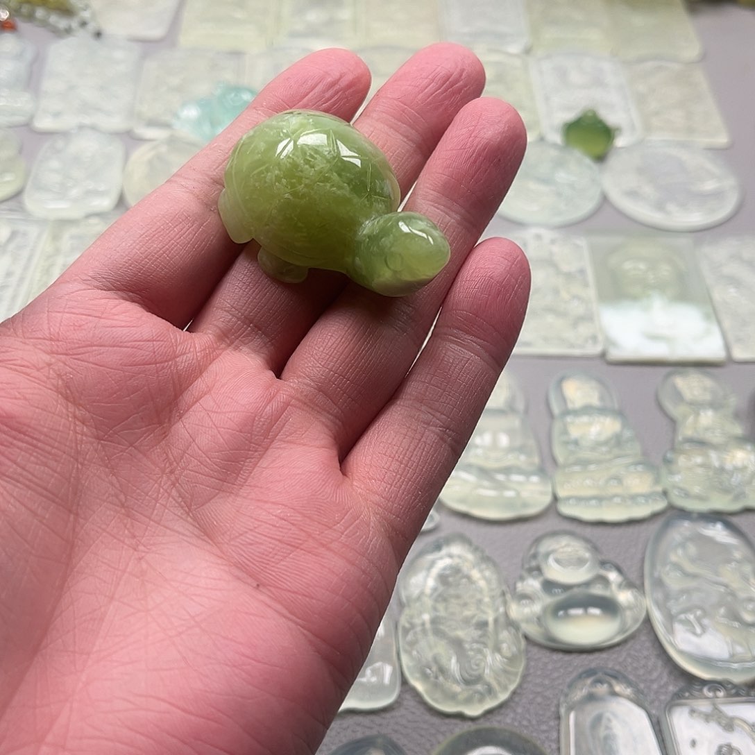 蛇纹石玉颈饰未镶嵌