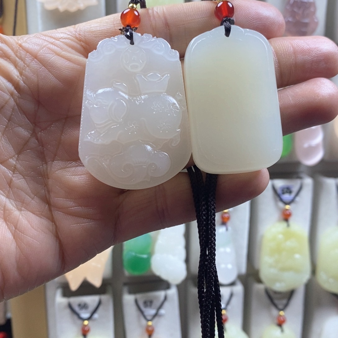 颈饰未镶嵌石英质玉（金丝玉）ঞ**