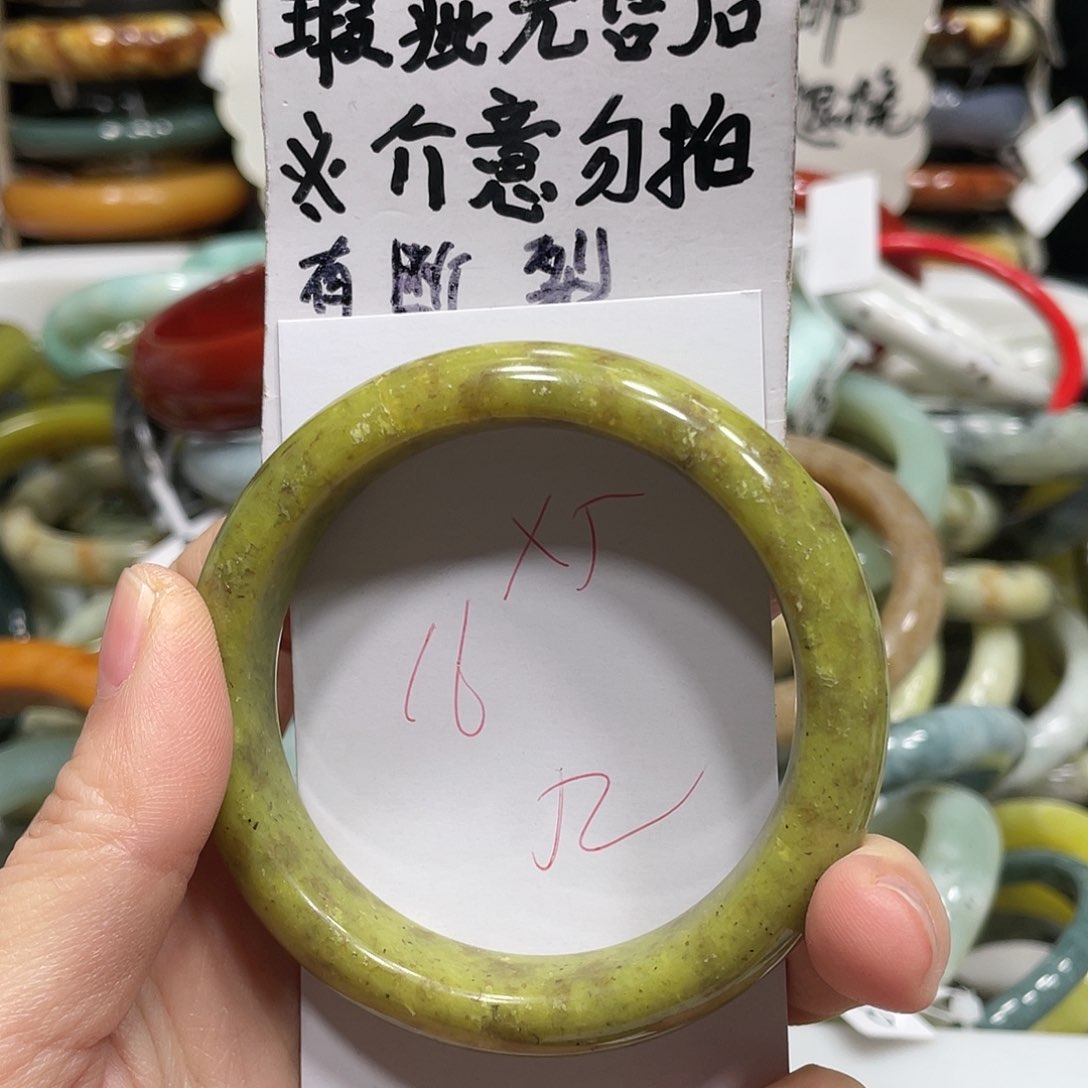 蛇纹石玉手镯未镶嵌