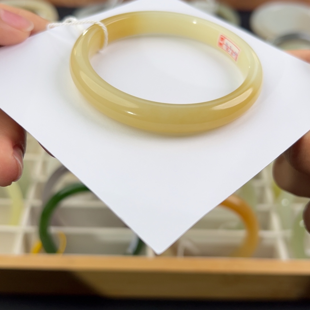 和田玉未镶嵌手镯