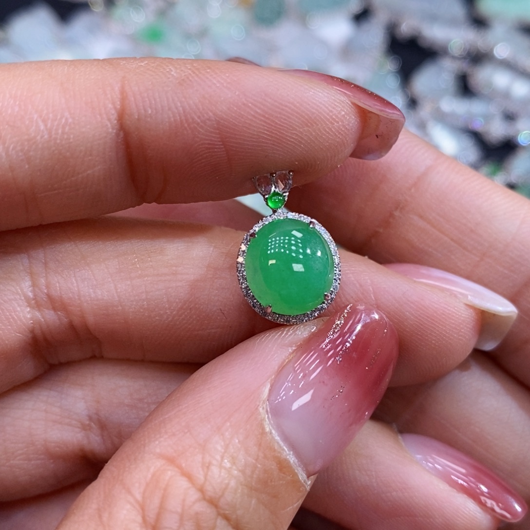 翡翠18K金镶嵌颈饰