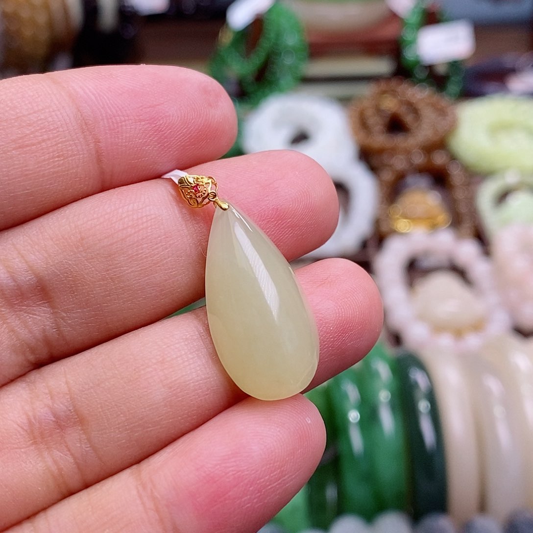 和田玉未镶嵌颈饰收藏级新疆黄口老矿料高冰金镶水滴吊坠