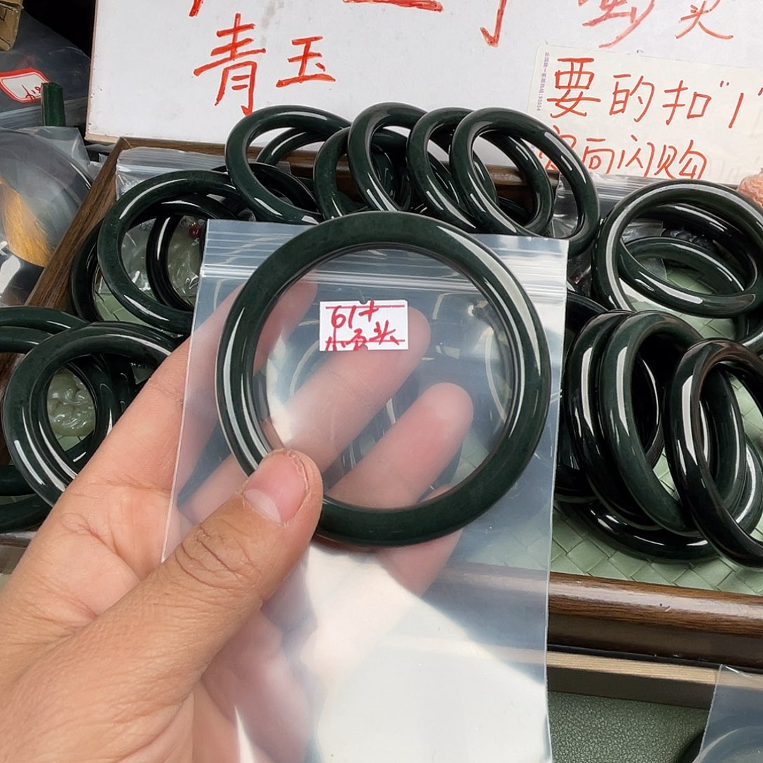 小***头和田玉未镶嵌手镯