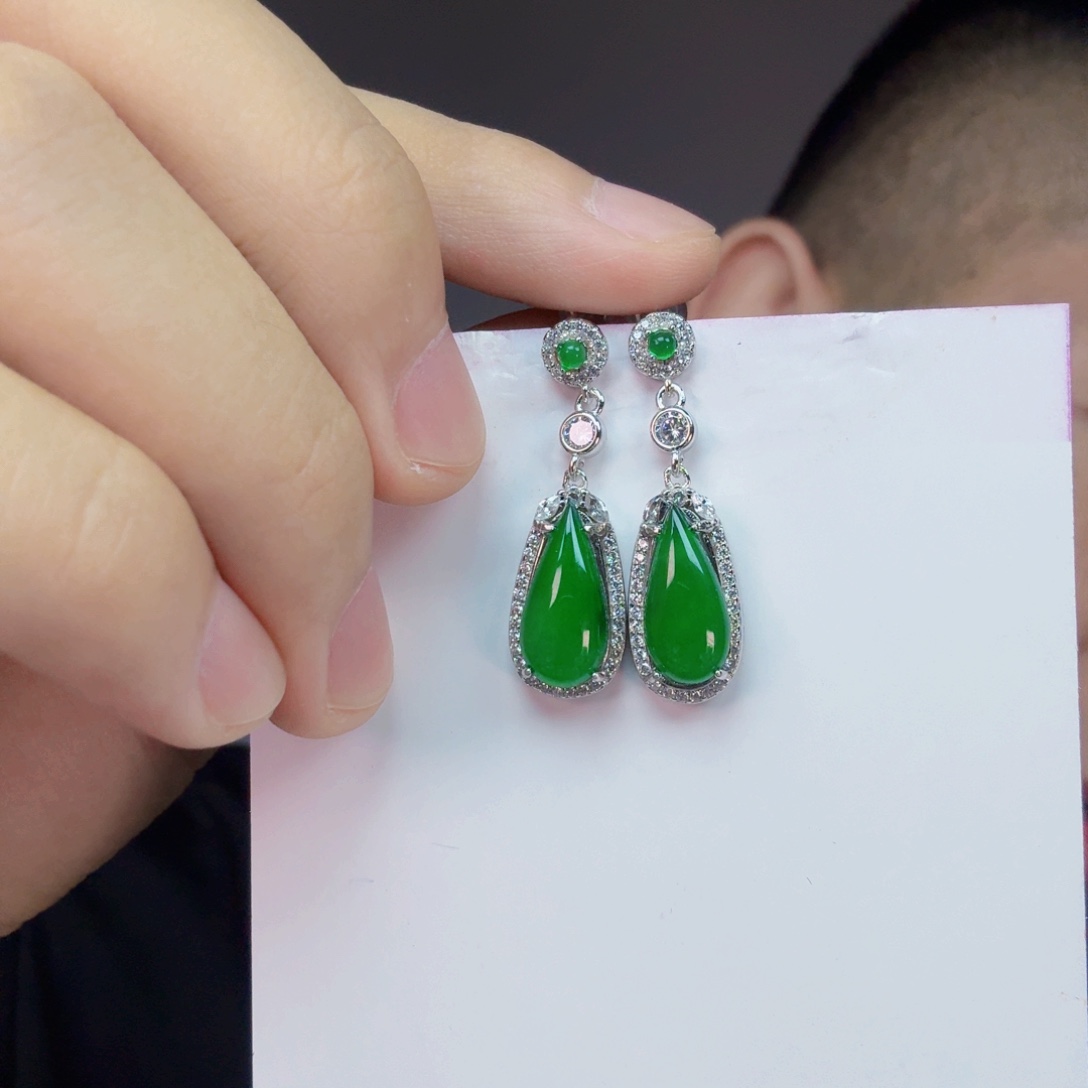 翡翠未镶嵌颈饰一对