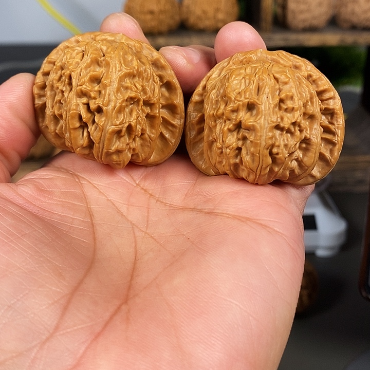 文玩核桃把件红皮白狮子骨质超棒