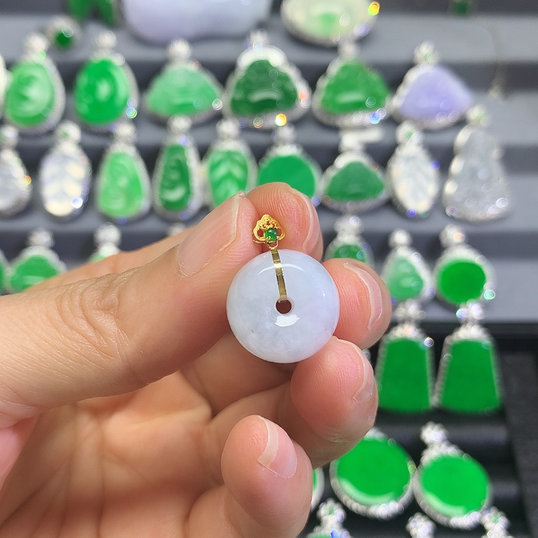 翡翠18K金镶嵌颈饰吊坠