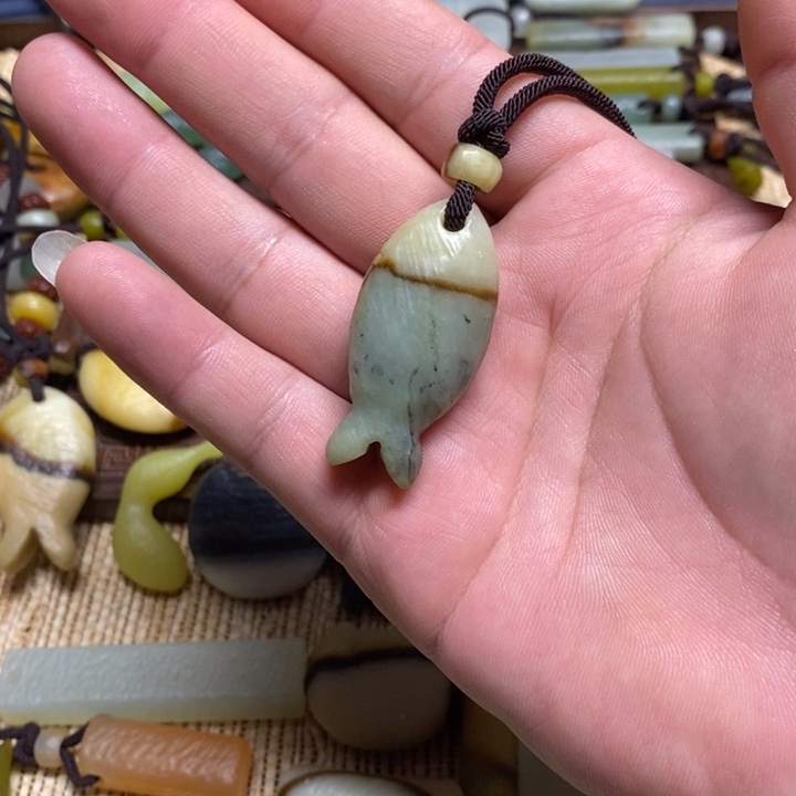 小***儿蛇纹石玉未镶嵌颈饰