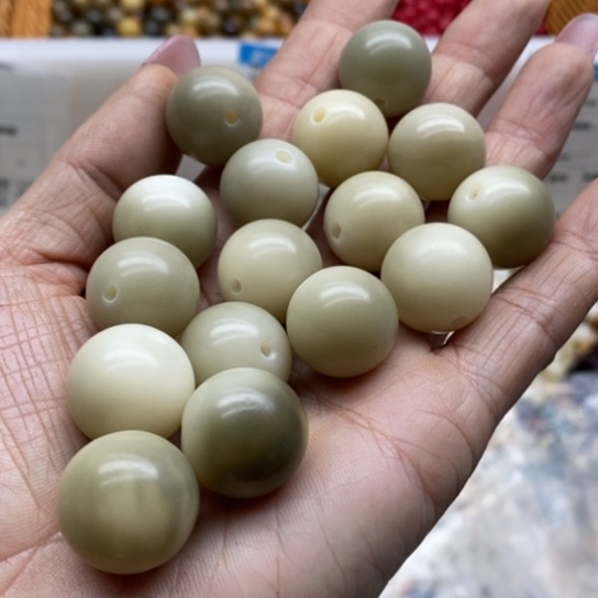 吊坠白玉菩提微瑕18青提圆16颗