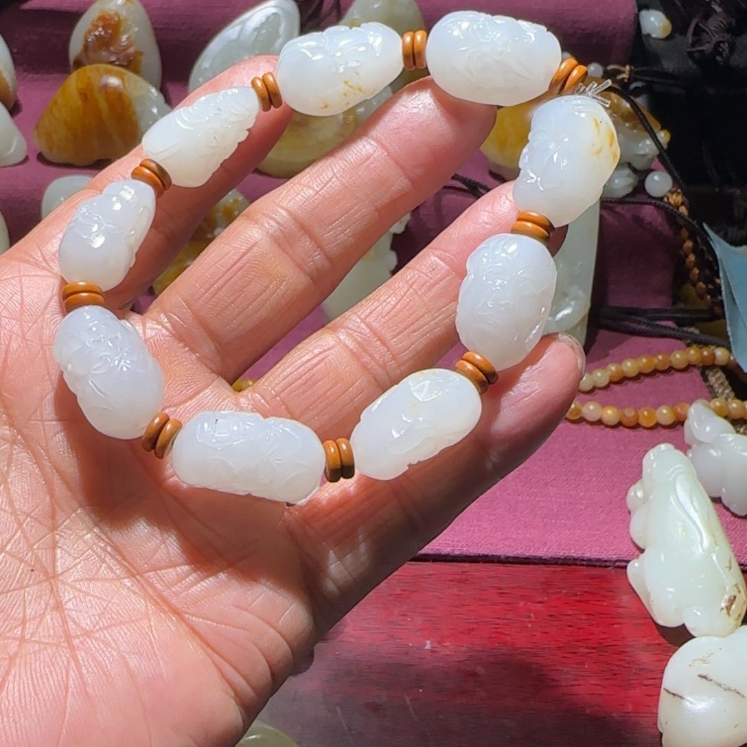 和田玉颈饰未镶嵌红*