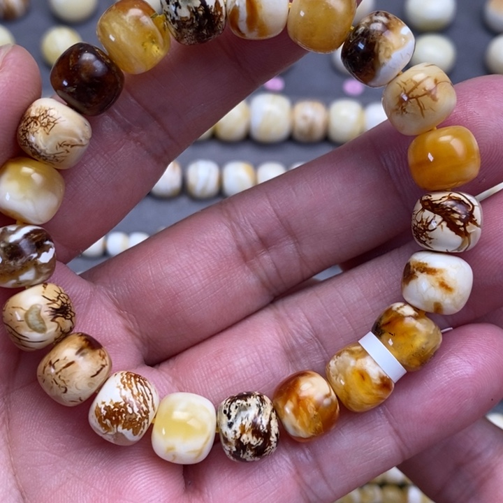 琥珀裸石未镶嵌手串