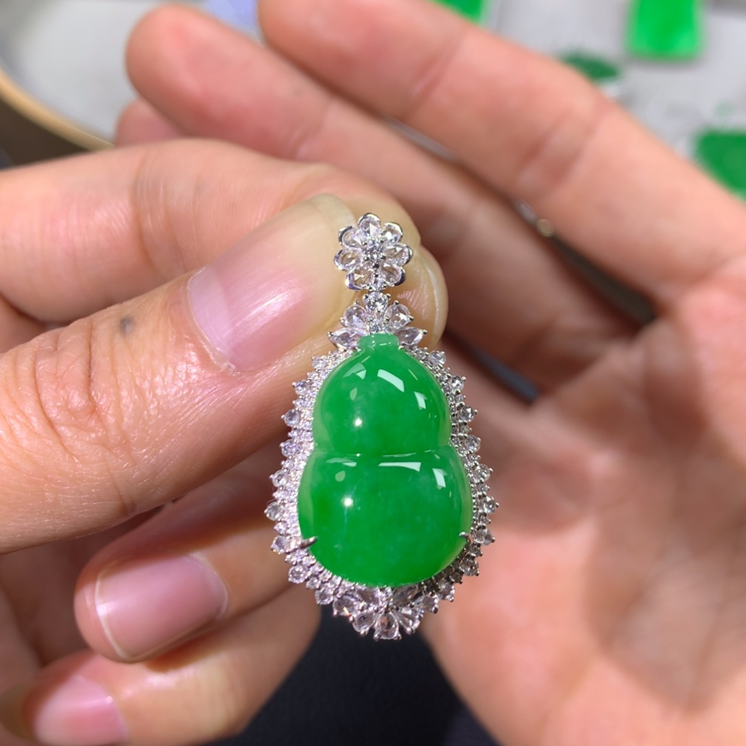 翡翠颈饰18K金镶嵌翡翠