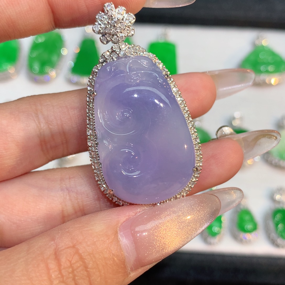 翡翠颈饰18K金镶嵌二*?翡翠