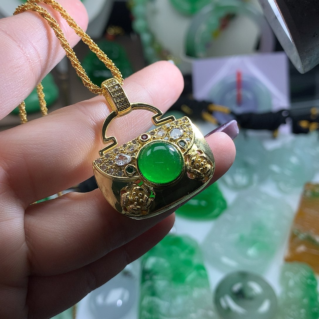 翡翠未镶嵌吊坠(赠链)