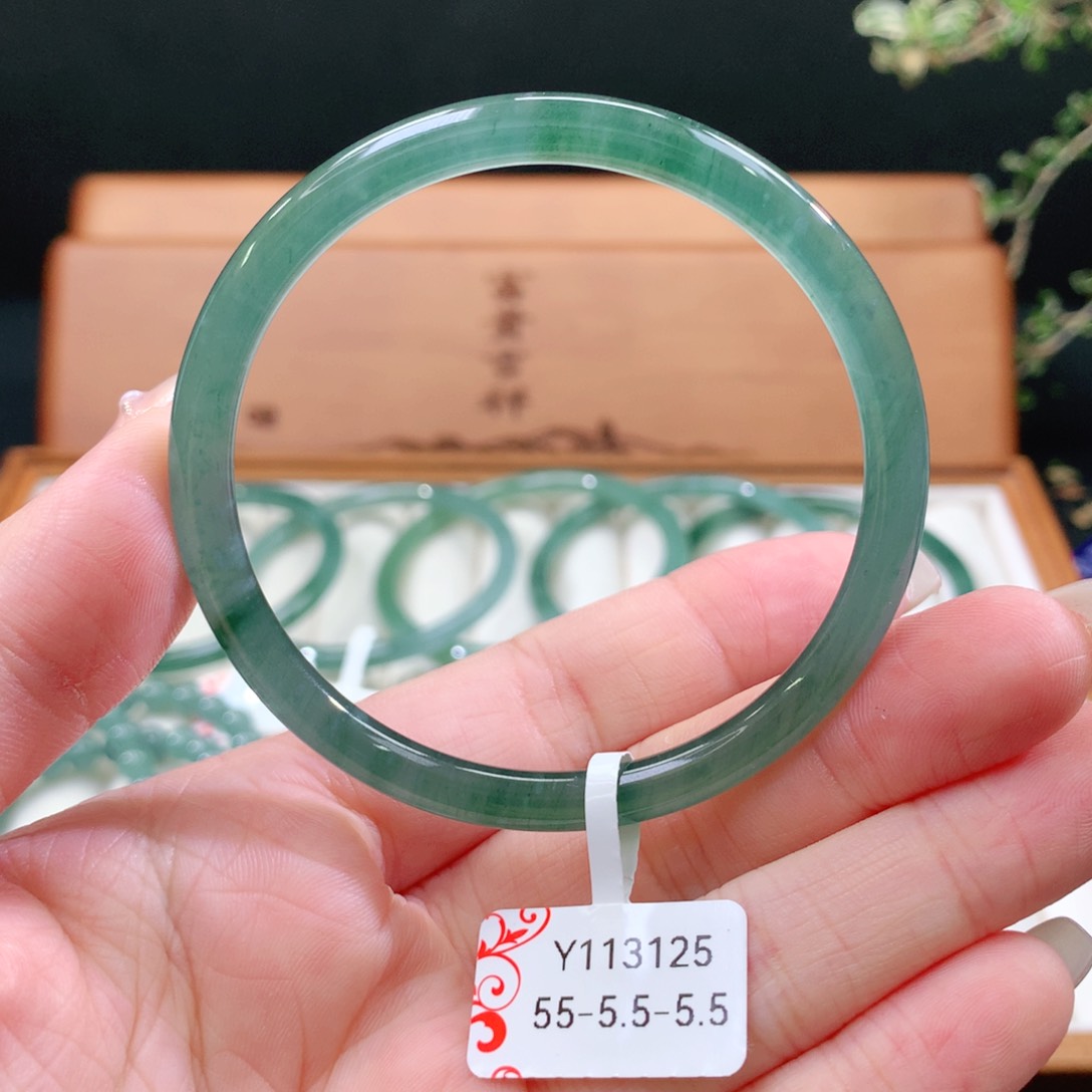 翡翠手镯未镶嵌天然