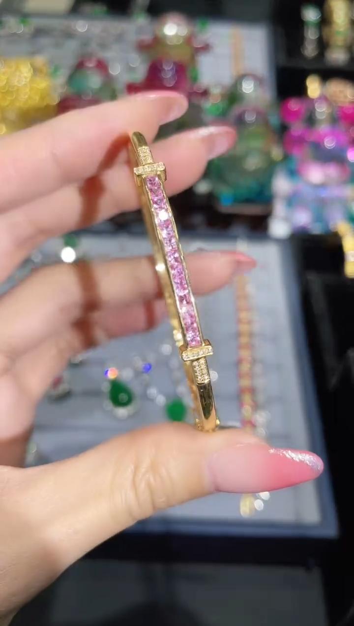 18K金镶嵌彩色蓝宝石手镯微笑