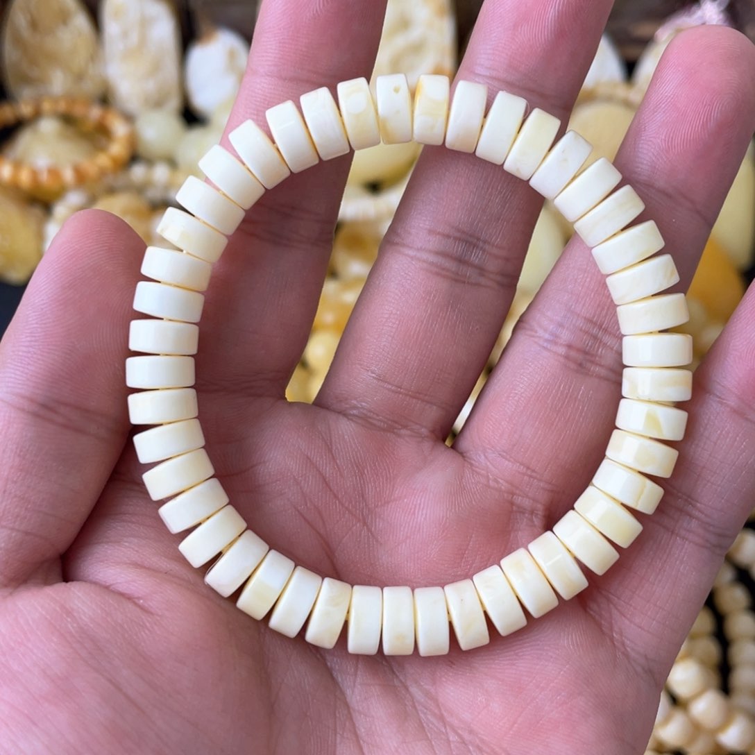 琥珀手串未镶嵌8+俄料全瓷白药片手串（微瑕）