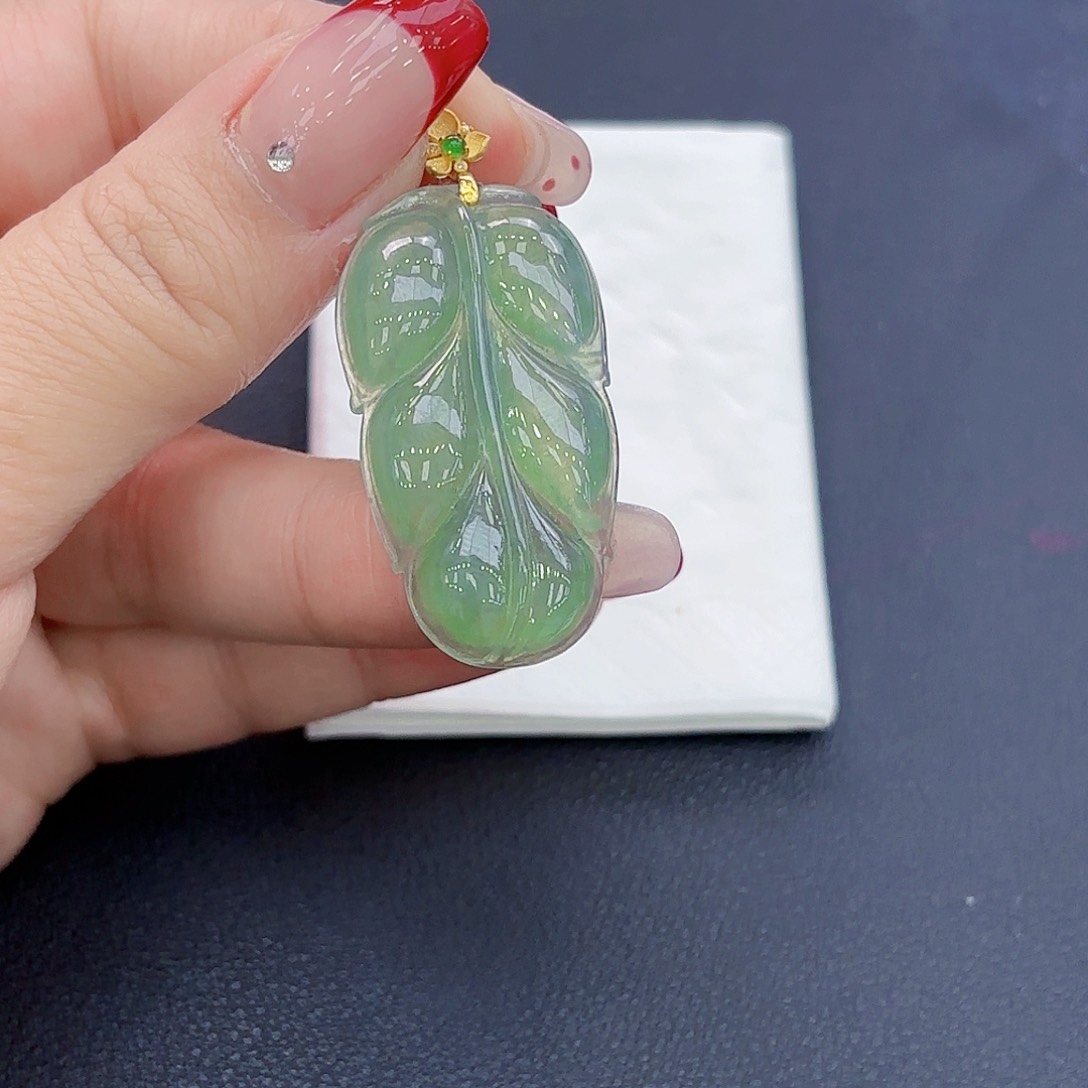 翡翠颈饰18K金镶嵌精品•叶子吊坠