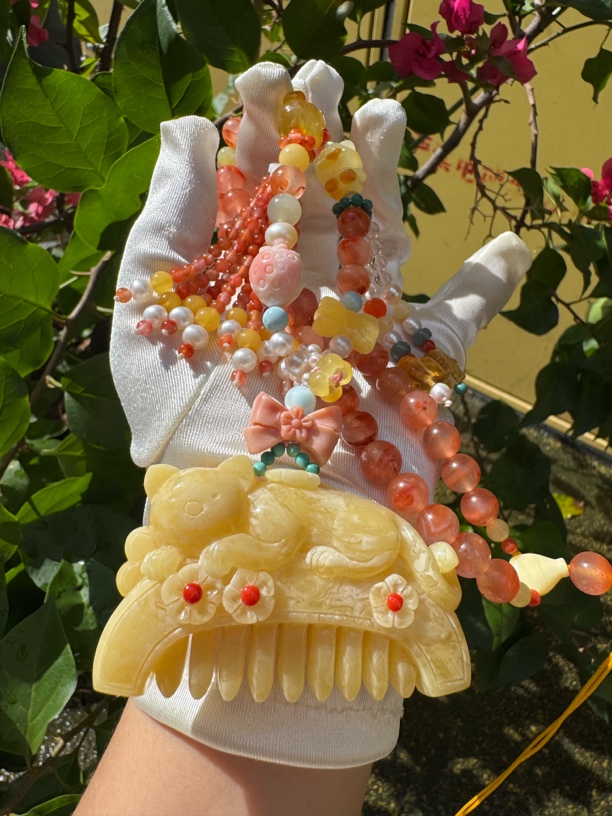 天然蜜蜡精工精雕，镶嵌绝对的美货猫咪梳子一套裸重：27克