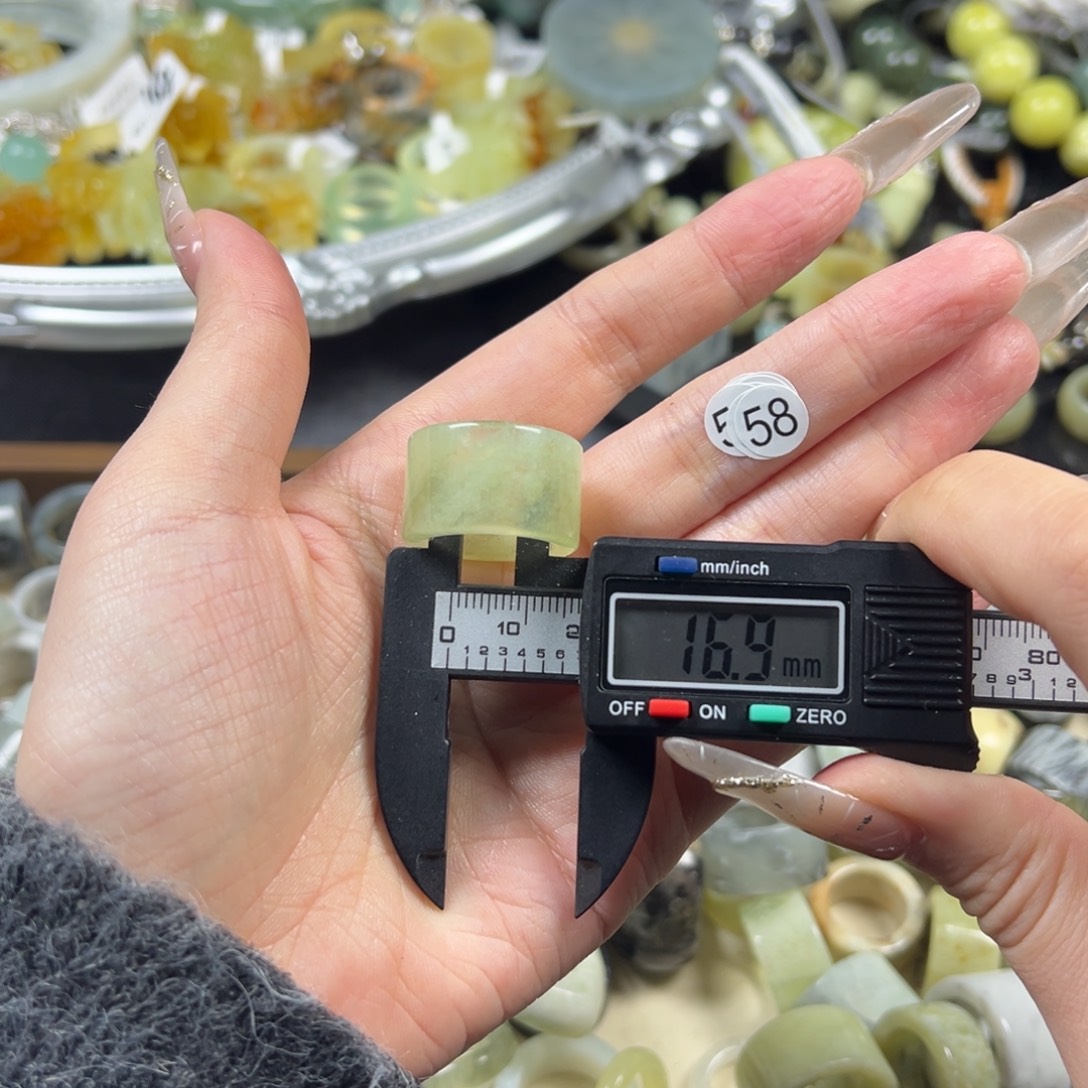 蛇纹石玉未镶嵌戒指