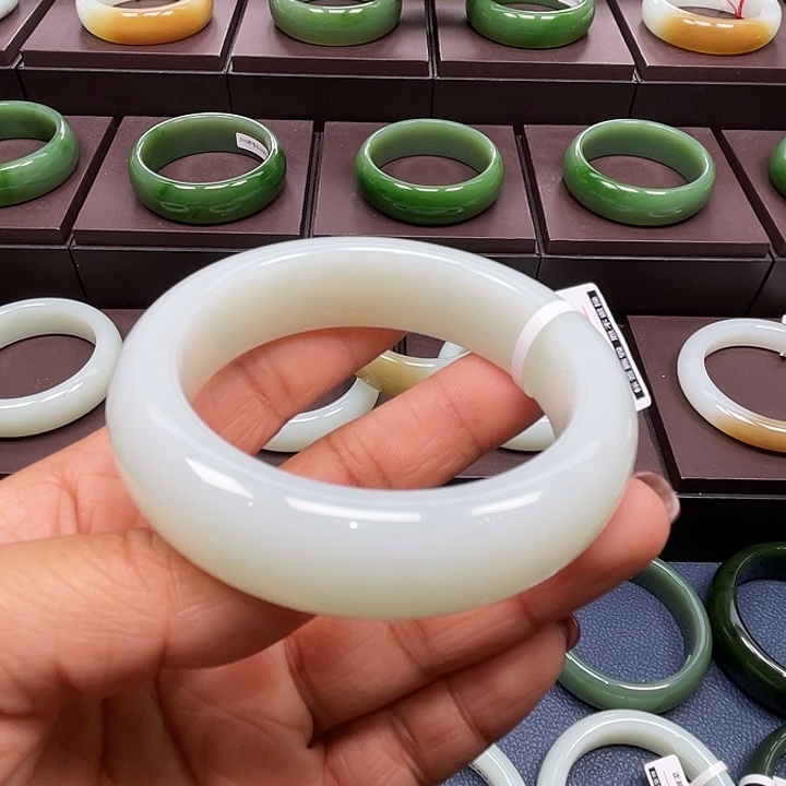 和田玉未镶嵌手镯