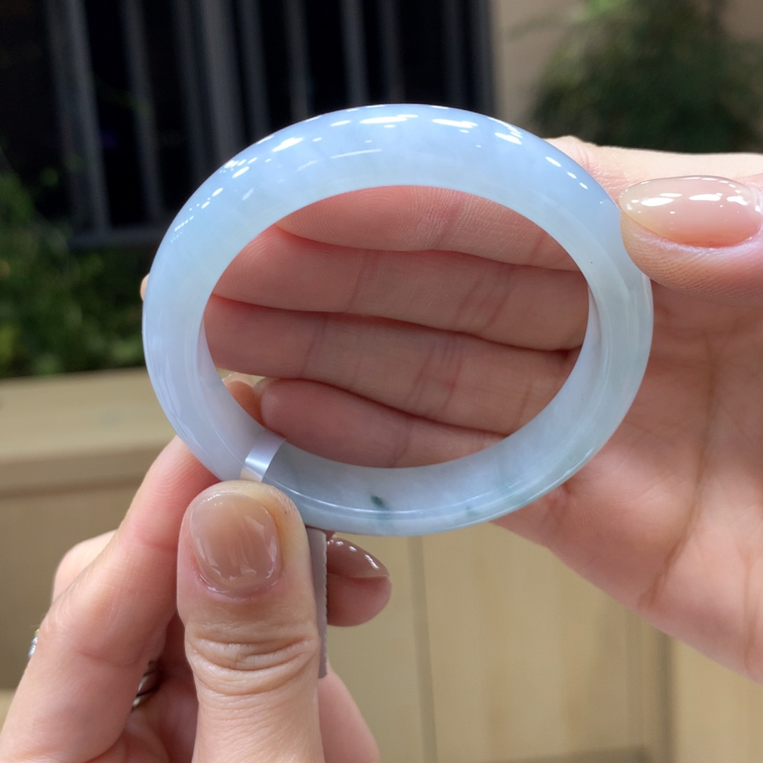 翡翠手镯未镶嵌不退不换