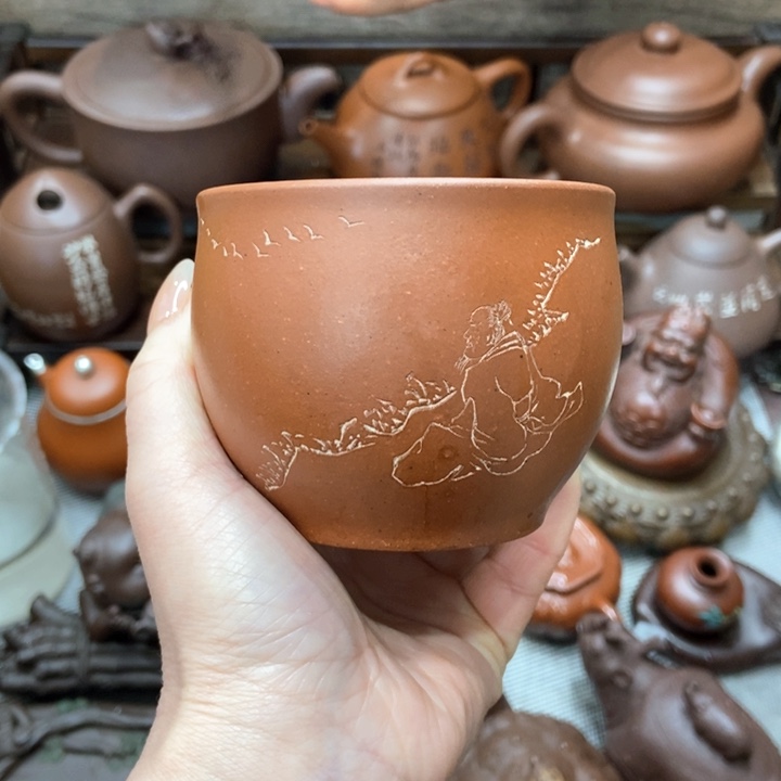 紫砂茶壶努**着宜兴紫砂