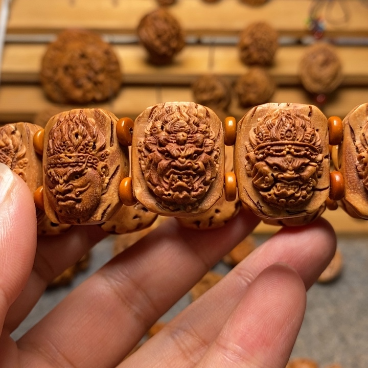 桃核雕刻不动明王手牌
