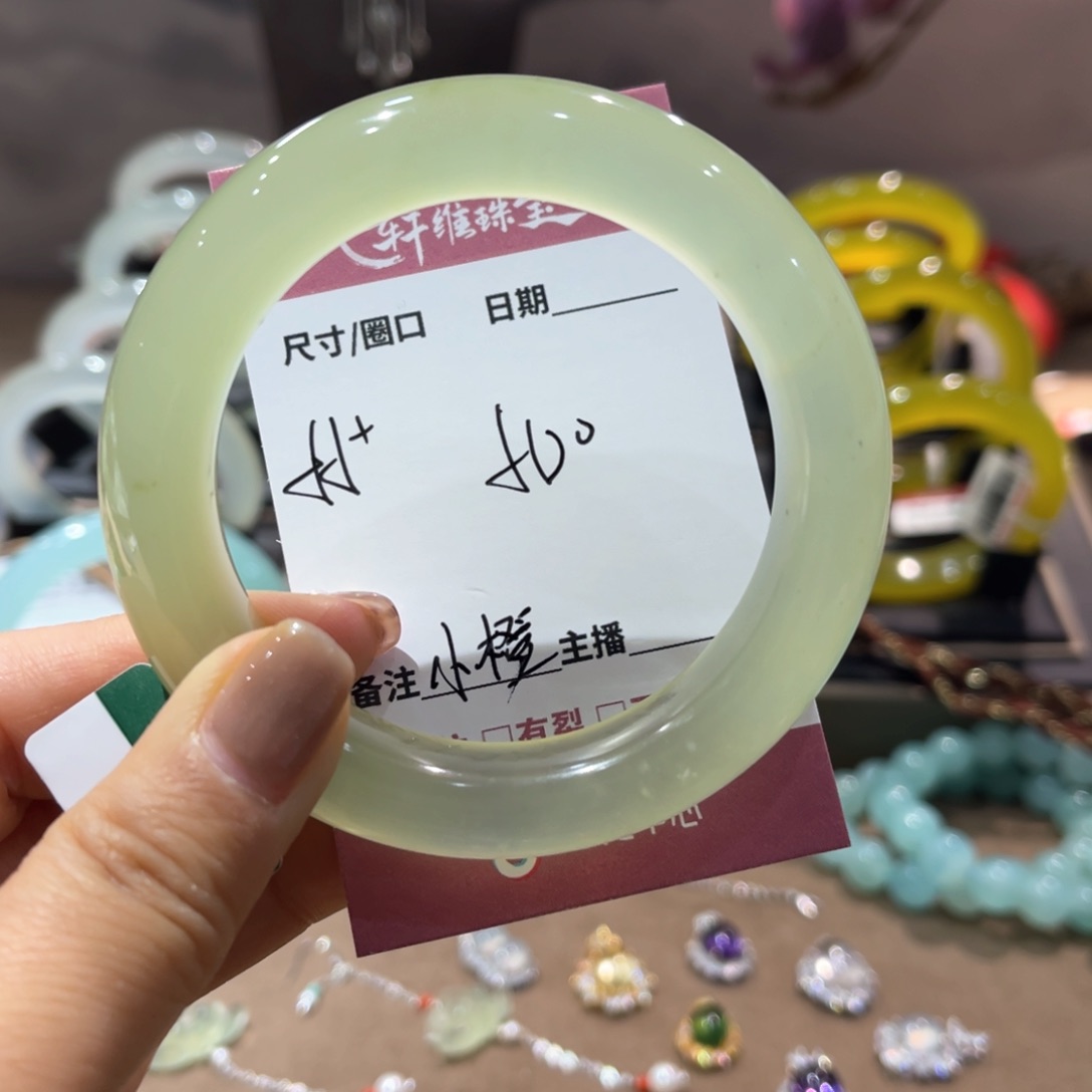 蛇纹石玉手镯未镶嵌小**画手镯