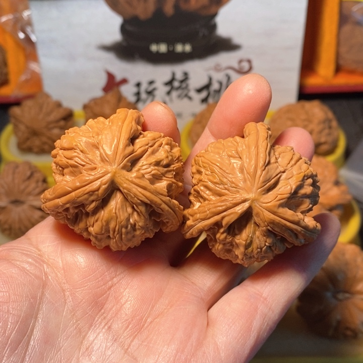 文玩核桃把件三棱。   41