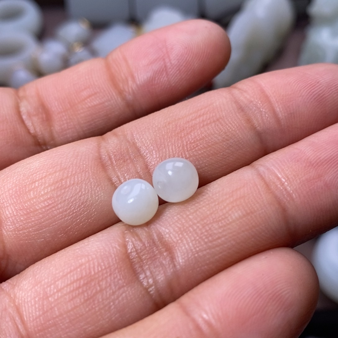 和田玉颈饰未镶嵌远**?