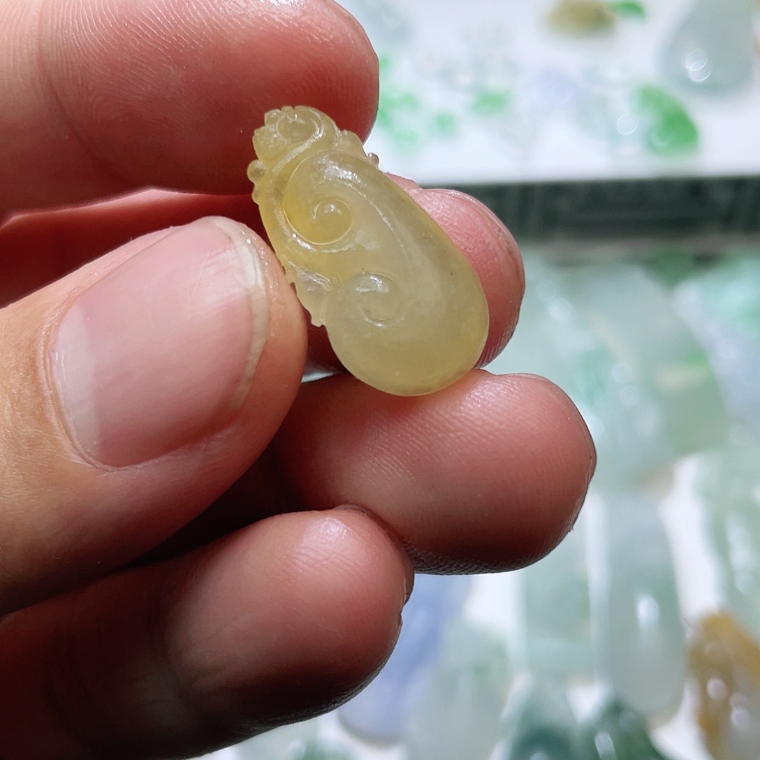 定制翡翠未镶嵌冰黄翡翠、如意