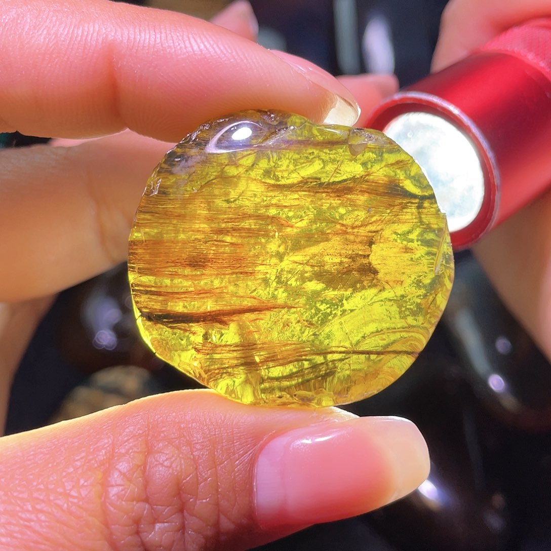 琥珀裸石未镶嵌？