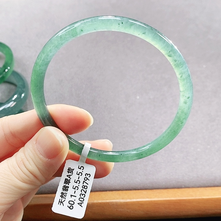 翡翠未镶嵌手镯（圆镯）